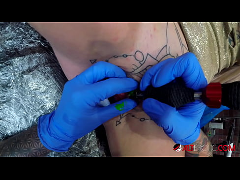 ❤️ Uiters getatoeëerde hottie Sully Savage het 'n tatoeëermerk op haar klitoris gekry Fok video by ons af.techkoala.top ❌❤